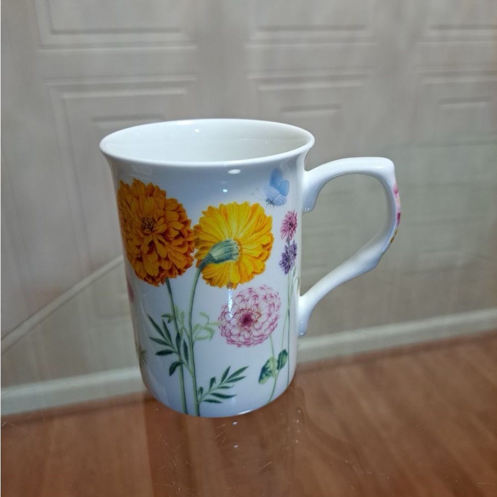 - Brand New Beutiful Multicolor Floral Stechcol Mug .